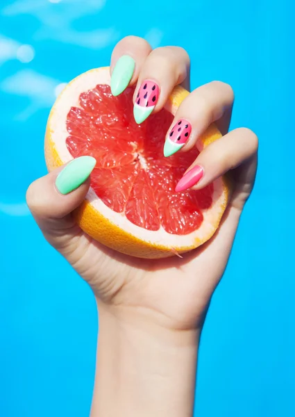 Mulher segurando fatia de toranja — Fotografia de Stock