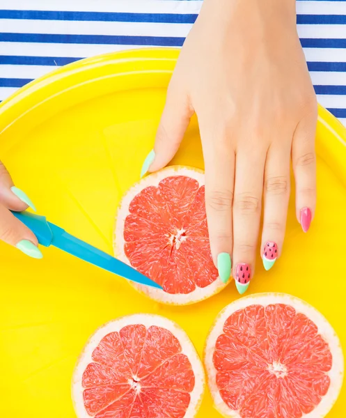 Woman  cutting grapefruit — Stock Photo, Image