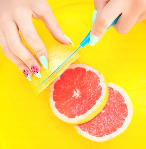 Woman  cutting grapefruit — Stock Photo, Image