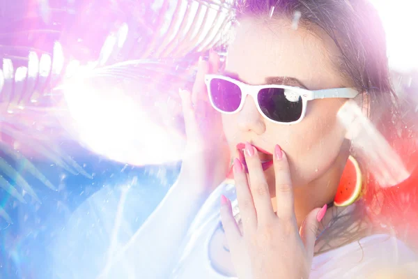 Kvinna som bär solglasögon — Stockfoto