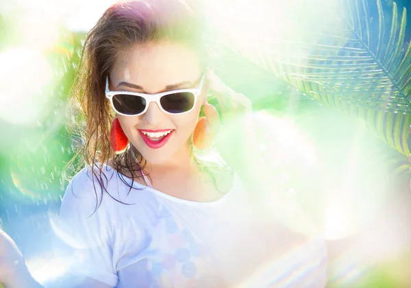 Женщина в солнечных очках улыбается — стоковое фото