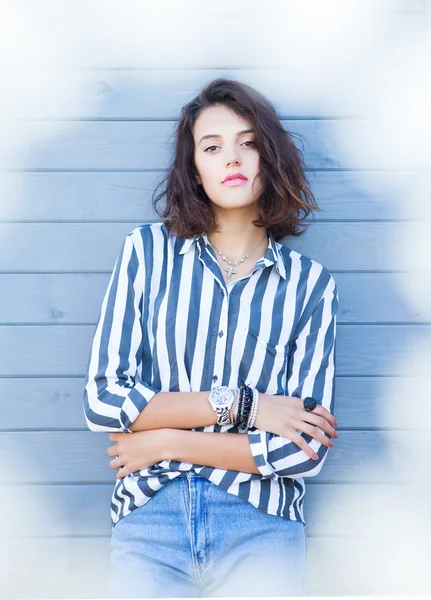 Vrouw dragen van jeans poseren — Stockfoto