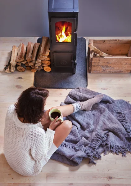 Mujer con taza de café sentado — Foto de Stock