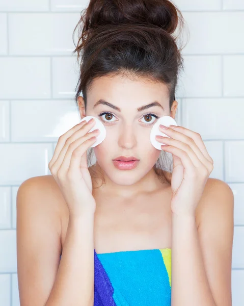 Woman holding  cotton pads — Stock Photo, Image