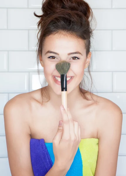 Mujer sosteniendo cepillo cosmético —  Fotos de Stock