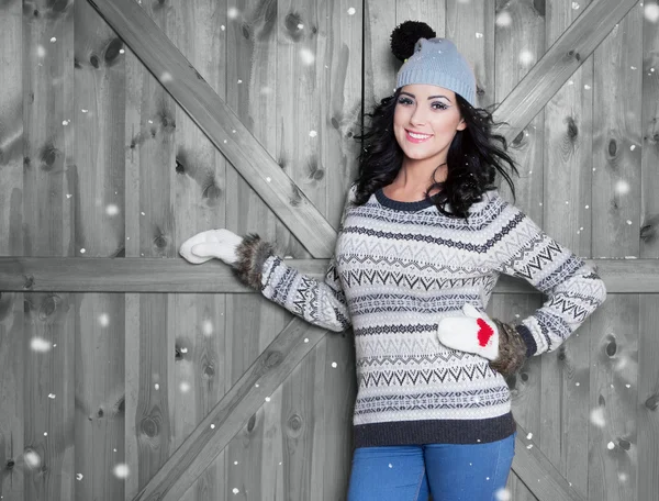 Donna sorridente che indossa cappello invernale — Foto Stock