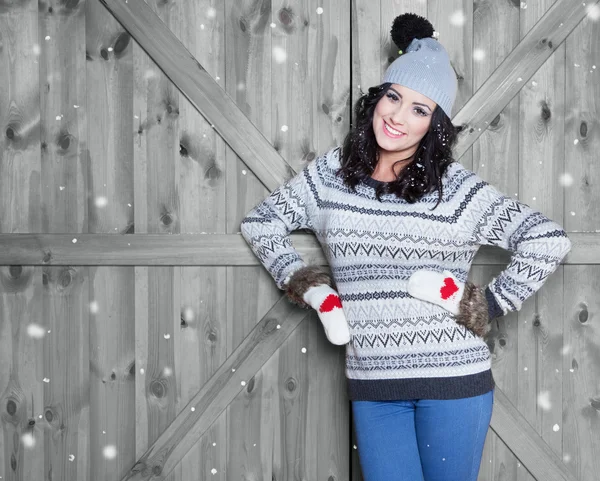 Mosolygó nő visel téli sapka — Stock Fotó