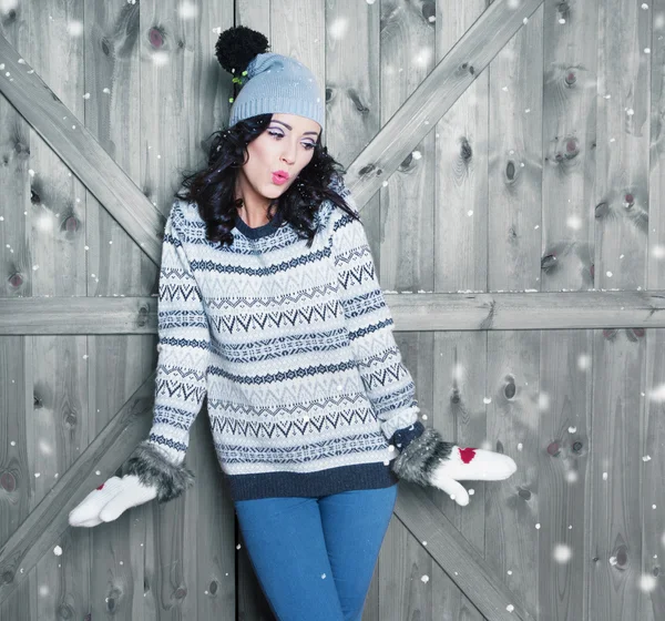 여자 착용 겨울 모자 — 스톡 사진