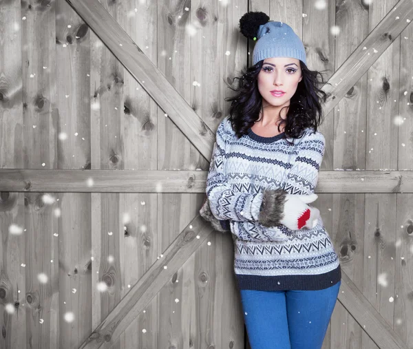 Mulher feliz usando chapéu de inverno — Fotografia de Stock