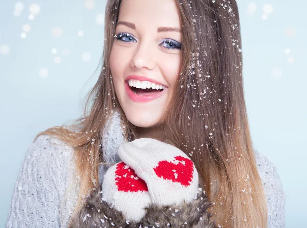 Mulher usando luvas de inverno — Fotografia de Stock