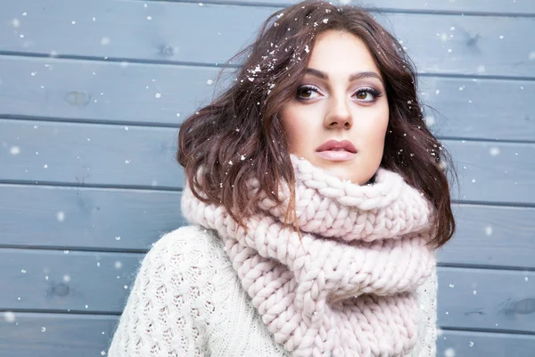 Brunette woman wearing knitted snood — Stock Photo, Image
