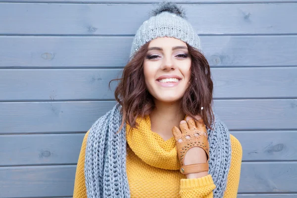 Mujer usando suéter de punto —  Fotos de Stock