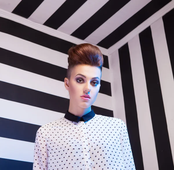 Vrouw dragen polka dots shirt — Stockfoto