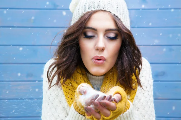 Frau trägt Strickpullover — Stockfoto