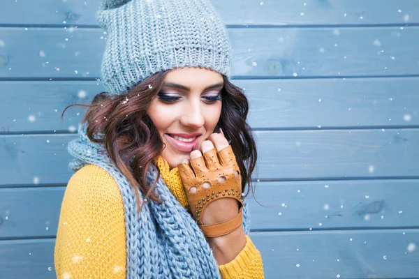 Donna che indossa maglione a maglia — Foto Stock