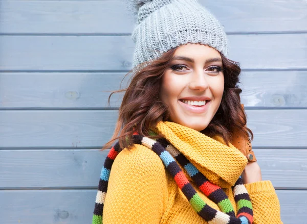Женщина в вязаном свитере — стоковое фото