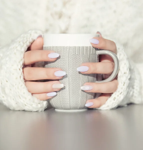 Las manos de la mujer sosteniendo la taza de café caliente — Foto de Stock