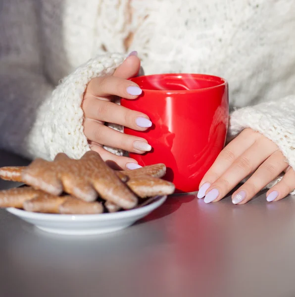Τα χέρια της γυναίκας που κρατούν ζεστό φλιτζάνι καφέ πίνουν — Φωτογραφία Αρχείου