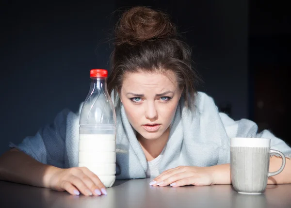 Unglücklich müde Frau mit Kopf auf dem Tisch — Stockfoto