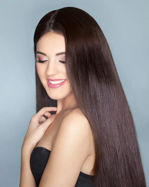 Beautiful woman with healthy long hair — Stock Photo, Image