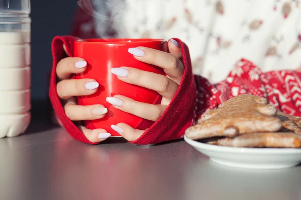 Mãos de mulher segurando xícara de bebida de café quente — Fotografia de Stock