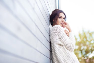 doğal genç esmer kadın