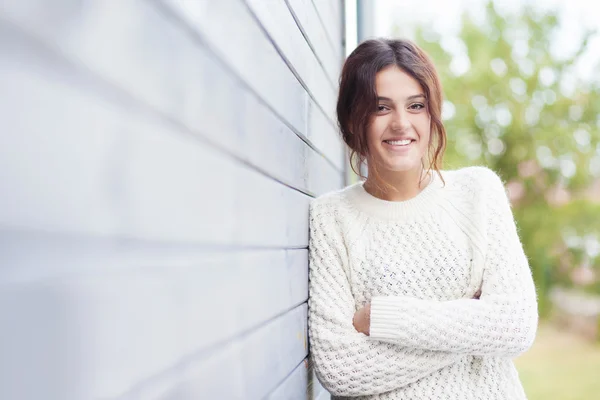 Jovem sorrindo mulher morena — Fotografia de Stock