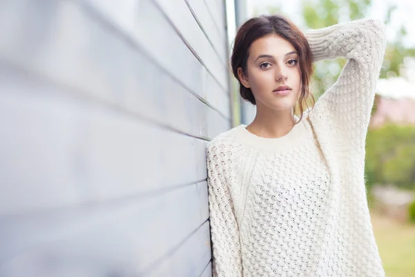 Mooie jonge brunette vrouw — Stockfoto