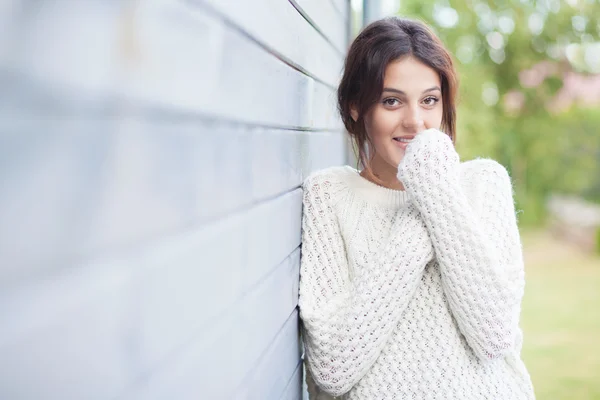 Uśmiechający się nieśmiała brunetka — Zdjęcie stockowe