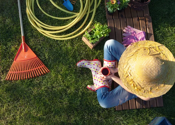 Mujer teniendo un descanso en el jardín — Foto de Stock