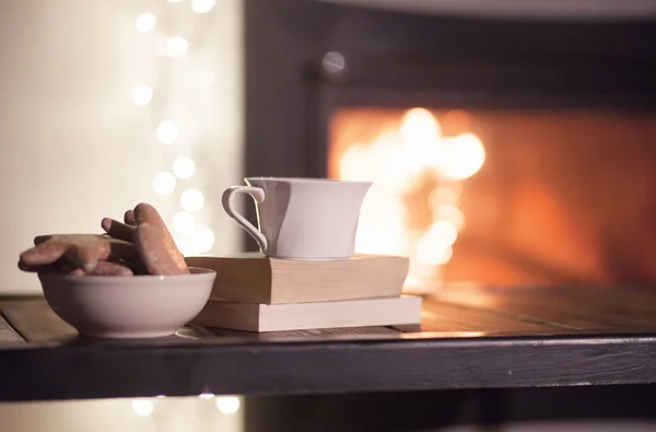 Xícara de chá, biscoitos e livros — Fotografia de Stock