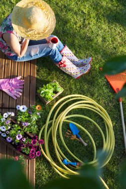 bir bahçede oturan kadın