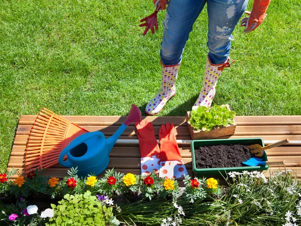 Frau mit Gartengeräten — Stockfoto