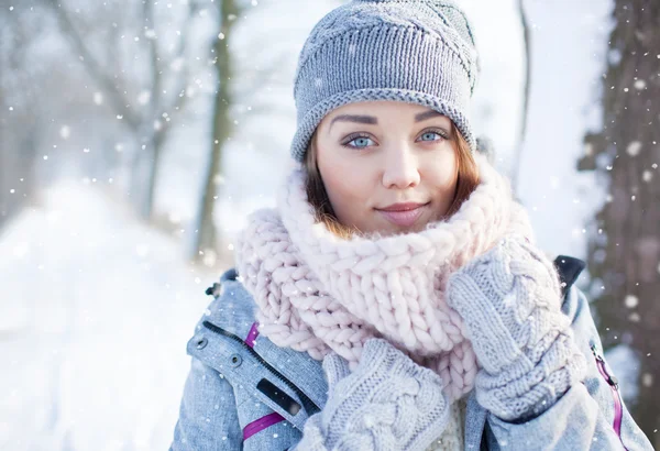 Mujer en sombrero de invierno y bufanda — Foto de Stock