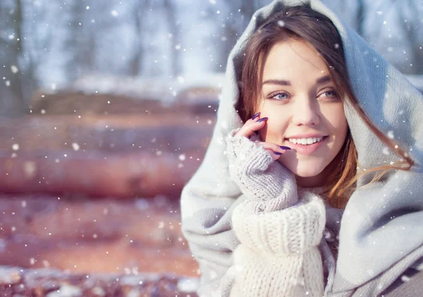 Vacker leende glad ung kvinna — Stockfoto