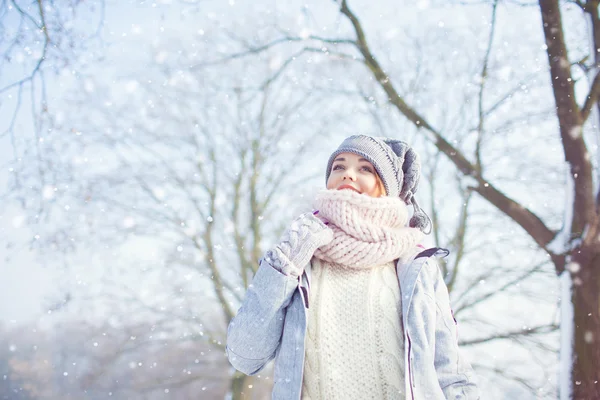 Mujer en sombrero de invierno y bufanda —  Fotos de Stock
