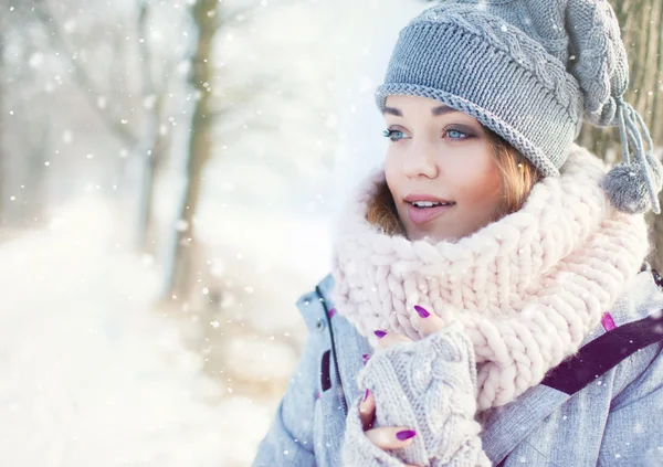 Femme en chapeau et écharpe d'hiver — Photo