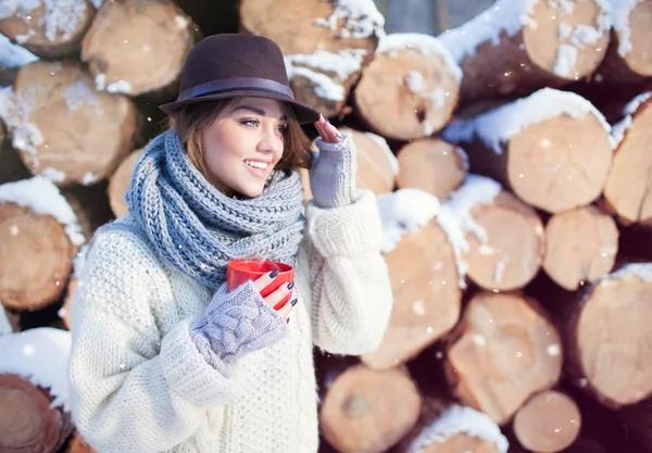 Lycklig kvinna anläggning varm dryck — Stockfoto