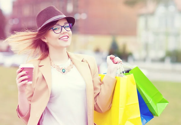 Junge attraktive Shopperin — Stockfoto