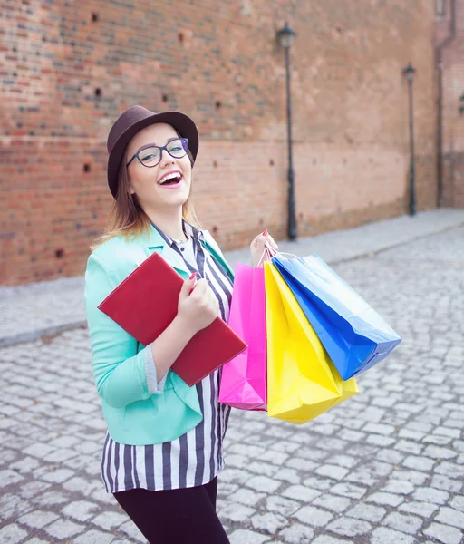 Junge attraktive Shopperin — Stockfoto