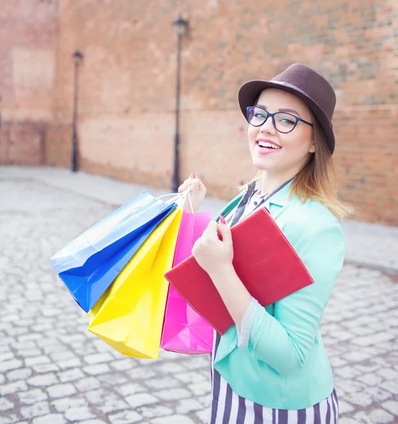 Junge attraktive Shopperin — Stockfoto