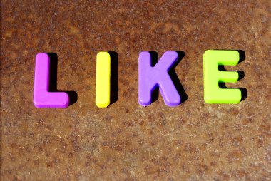 Paslı demir çarşaftaki plastik renkli harfler gibi.