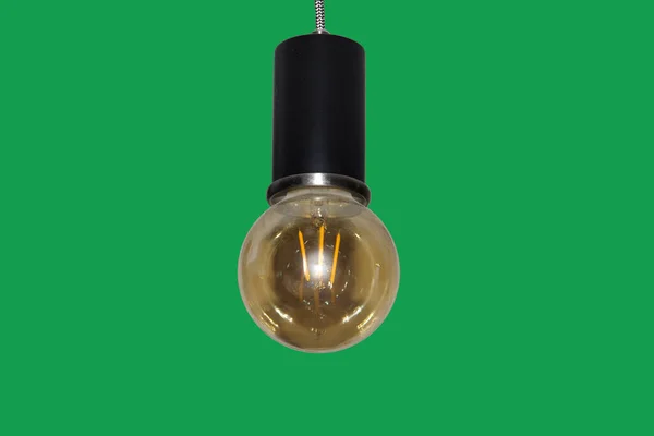 緑のエネルギー 緑の背景に孤立した電球 — ストック写真