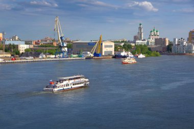 Rusya, Astrakhan. 05/06/21. Volga nehrinde bir şehir.