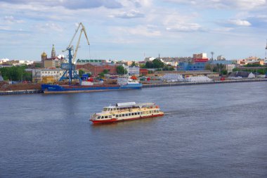 Rusya, Astrakhan. 05/06/21. Volga Nehri boyunca giden bir yolcu teknesinin görüntüsü.