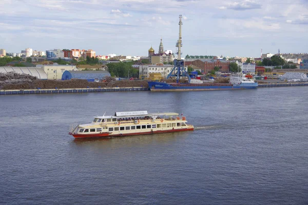 Rusya, Astrakhan. 05/06/21. Volga Nehri boyunca giden bir yolcu teknesinin görüntüsü.