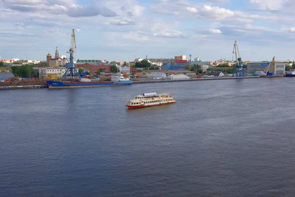 Rusland Astrachan Uitzicht Een Passagiersboot Die Langs Wolga Rivier Vaart — Stockfoto
