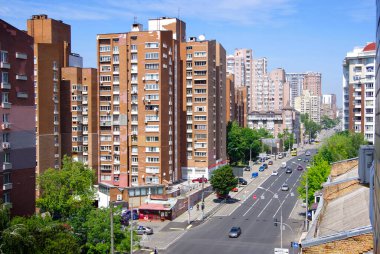 Kiev, Ukrayna. 07.20.20. Pencereden şehrin görüntüsü.