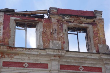 Yıkılmış bina. Gökyüzünün görünür olduğu boş pencere aralıklarının görünümü.