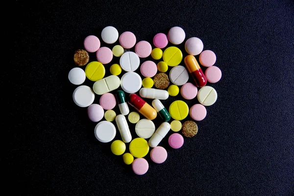 Geneesmiddelen Vorm Van Een Hart Een Blauwe Achtergrond — Stockfoto